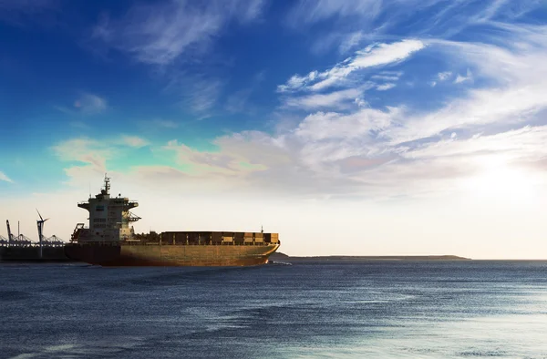 Container ship in the harbor entrance — Stock Photo, Image