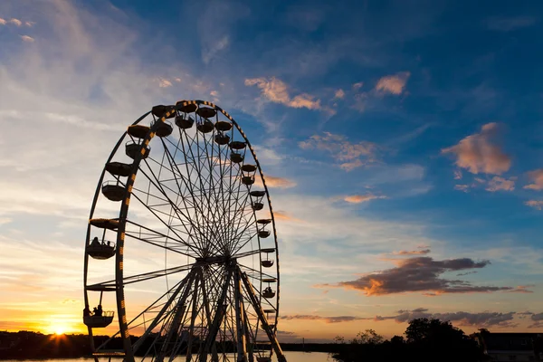 Riesenrad und Abendhimmel — Stockfoto