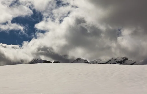 구름, 바위 및 눈 — 스톡 사진