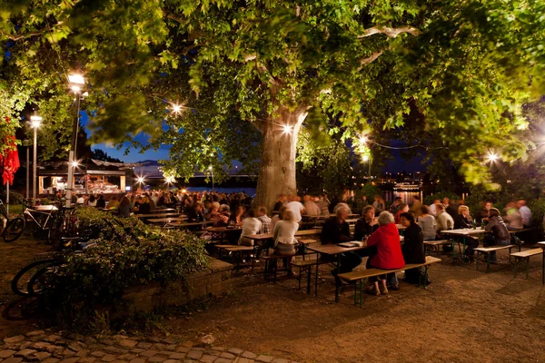 Evening in the beer garden — Stock Photo, Image