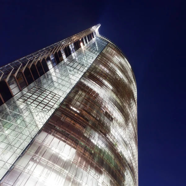 Torre de oficina por la noche —  Fotos de Stock