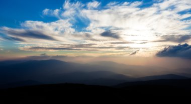 akşam gökyüzünde beskids üzerinde