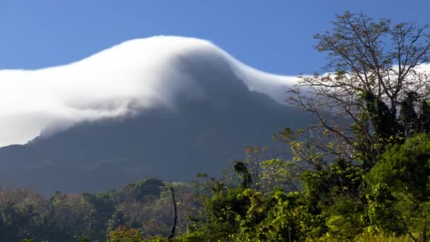 Mouvement thermique sur le volcan Mombajao — Video