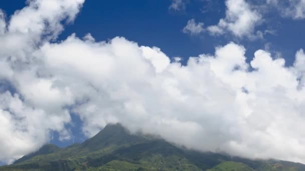 Вулканы острова Камигин-2 — стоковое видео