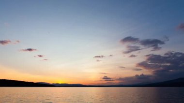 Bulutlar deniz üzerinde hareket
