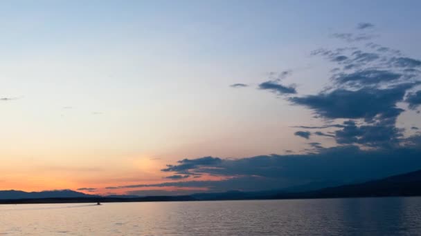 Nubes se mueven sobre el mar — Vídeo de stock