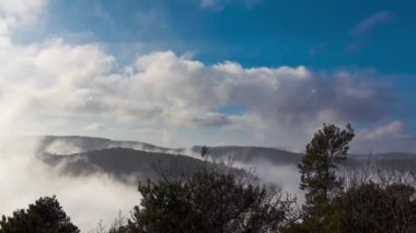 Bulutlar 1 tepelerin üstünde
