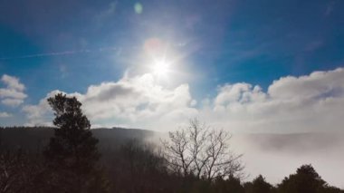 Bulutlar 2 tepelerin üstünde
