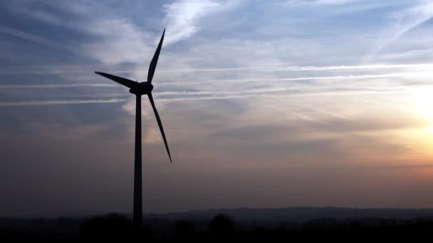 Turbina de viento por la noche 3 — Vídeo de stock