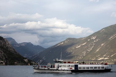 Garda Gölü dağlar görünümünden