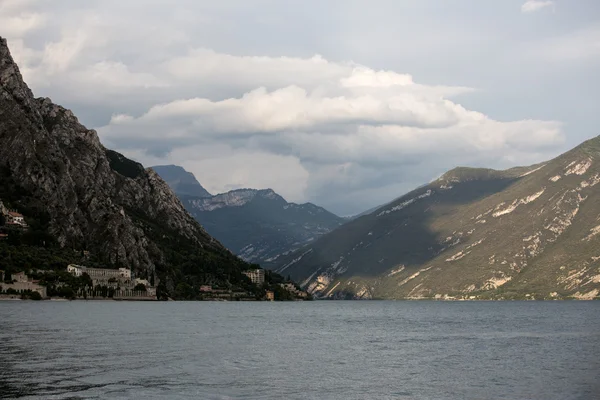 Garda Gölü dağlar görünümünden — Stok fotoğraf