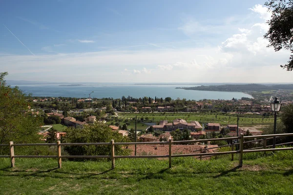 Vista al lago de Garda desde las montañas alrededor — Foto de Stock