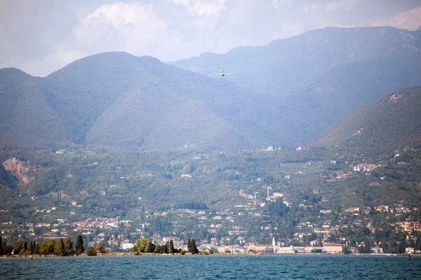 Jezero Garda pohled z hory a okolí — Stock fotografie