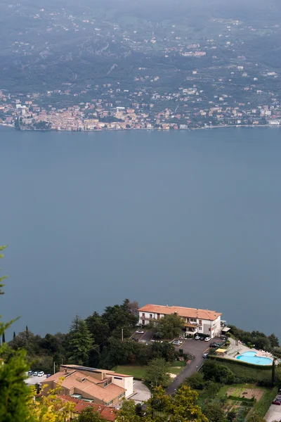 Blick auf den Gardasee von den umliegenden Bergen — Stockfoto