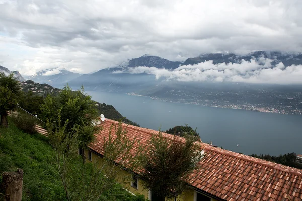 Garda Gölü dağlar görünümünden — Stok fotoğraf