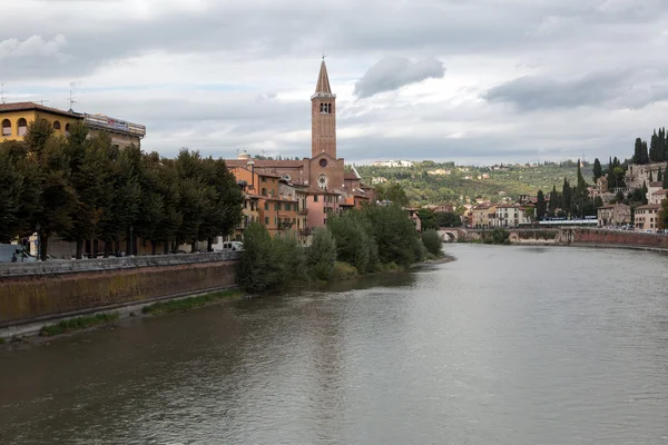 Widok na rzekę w Weronie — Zdjęcie stockowe