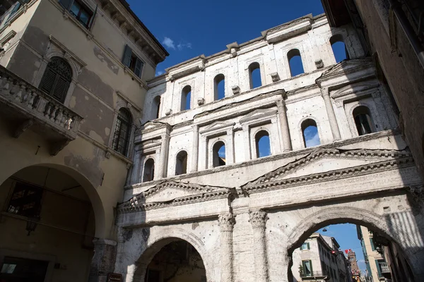 Porta Borsari gate in Verona — Stock Photo, Image