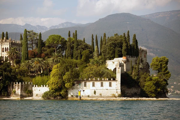 Vila u jezera Lago di garda — Stock fotografie