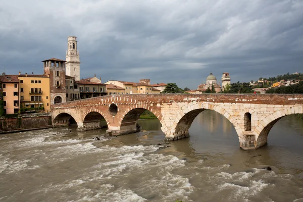 Vista para o rio Adige em Verona — Fotografia de Stock