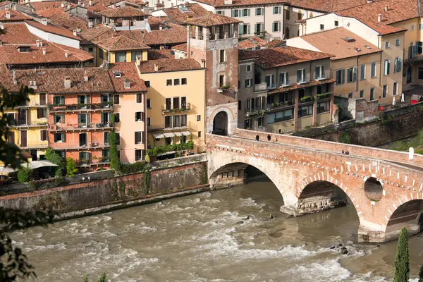 Udsigt til Adige-floden i Verona - Stock-foto