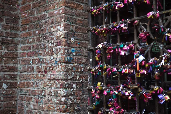 Muur met sloten — Stockfoto