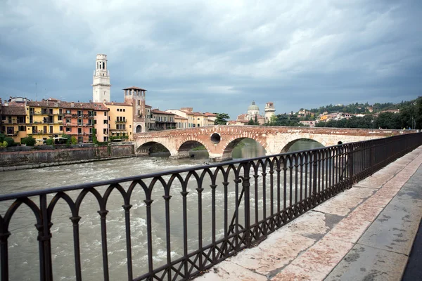 Udsigt til Adige-floden i Verona - Stock-foto