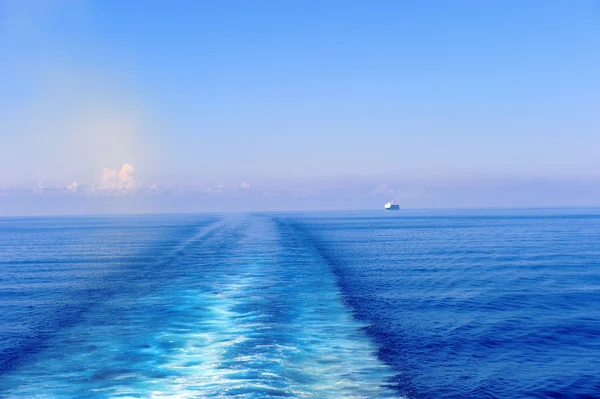 Wakker achter een cruiseschip — Stockfoto