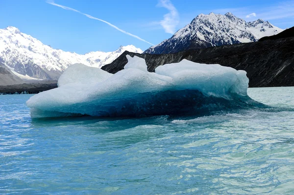 タスマン湖に浮かぶ氷山 ロイヤリティフリーのストック画像