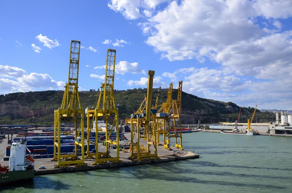 Transporte de contenedores y grúas en el Puerto de Barcelona España —  Fotos de Stock