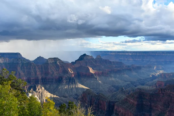 Regenschauer Über Dem Nordrand Des Grand Canyon — Stockfoto
