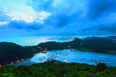 manzara. dağlar ve deniz günbatımı