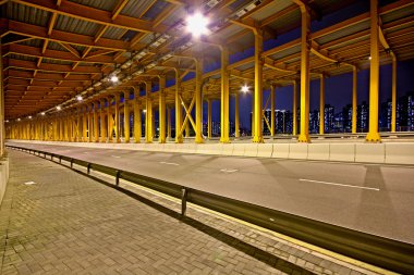 Tünelde gece trafiği