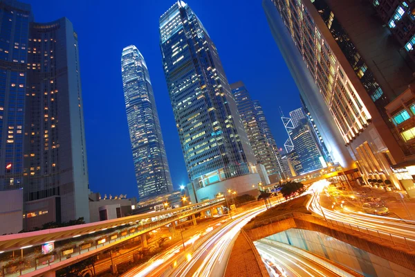 Città urbana moderna con traffico in autostrada di notte, Hong Kong — Foto Stock