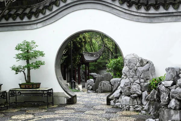 Circle entrance of Chinese garden in Hong Kong — Stock Photo, Image