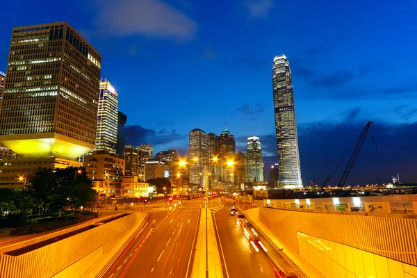 Paisaje urbano moderno y las bulliciosas calles por la noche —  Fotos de Stock