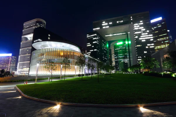 Modernes Bürogebäude in der Innenstadt bei Nacht — Stockfoto