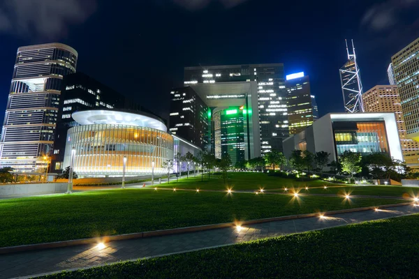 Immeuble de bureaux moderne dans le centre-ville la nuit — Photo