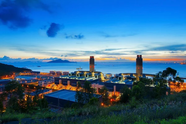 Central eléctrica de carbón y cielo azul nocturno — Foto de Stock