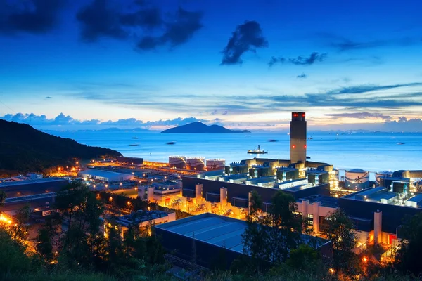 Central eléctrica de carvão e céu azul noturno — Fotografia de Stock