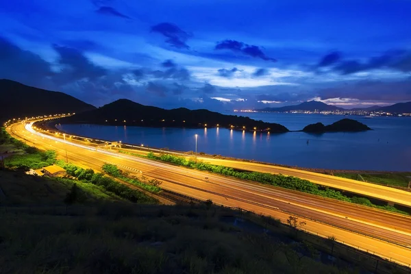 Carretera tráfico puesta de sol por la bahía de agua — Foto de Stock