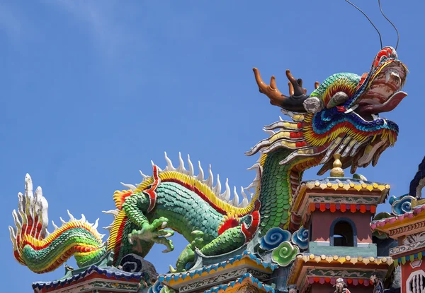 Kleurrijke draak standbeeld op china tempel dak. — Stockfoto