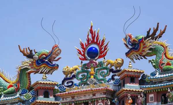 Bunte Drachenstatue auf dem Dach des chinesischen Tempels. — Stockfoto