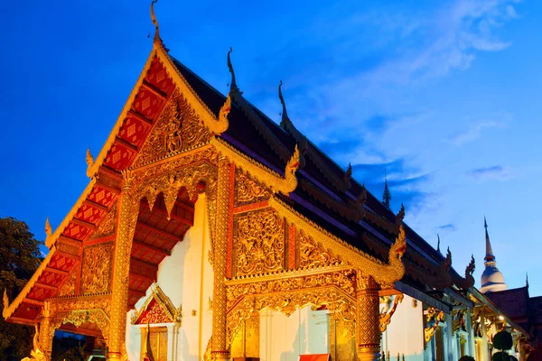 Wat Phra Singh templo ao pôr do sol em Chiang Mai, Tailândia. — Fotografia de Stock