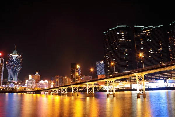 Paisaje urbano de Macao con famoso hito de rascacielos de casino y br — Foto de Stock