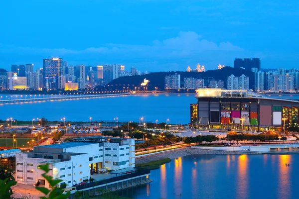 Cityscape à noite com a famosa torre de viagem perto do rio em Macau , — Fotografia de Stock