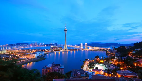 Paisaje urbano en la noche con famosa torre de viaje cerca del río en Macao , —  Fotos de Stock