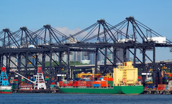 Handel hamnen med kranar, laster och fartyget — Stockfoto