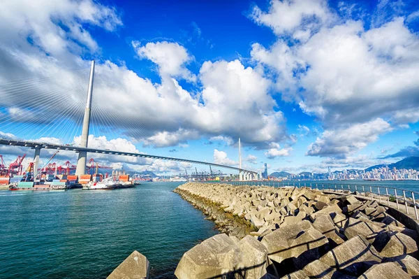 Hafenlager mit Containern und Industriegütern — Stockfoto
