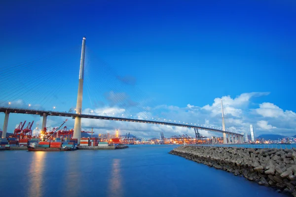 Entrepôt portuaire avec conteneurs et cargaisons industrielles — Photo