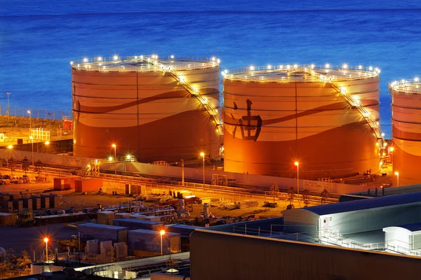 Refinería de petróleo y gas al atardecer - Fábrica petroquímica —  Fotos de Stock